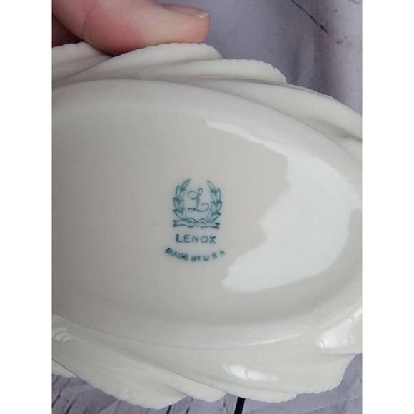 LENOX Porcelain Acanthus Leaf Candy Nut Dish Bowl White Sculpted 5.5 In VINTAGE - Picture 4 of 6